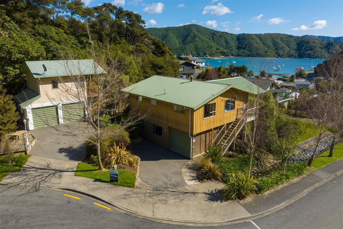 21 Amelia Crescent, Waikawa, Picton - Carousel 1