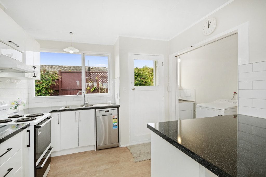 37A Colchester Crescent, Newlands, Wellington - Carousel 1