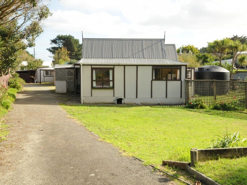 3 Sarah Street, Waikawa Beach, Levin - Carousel 1