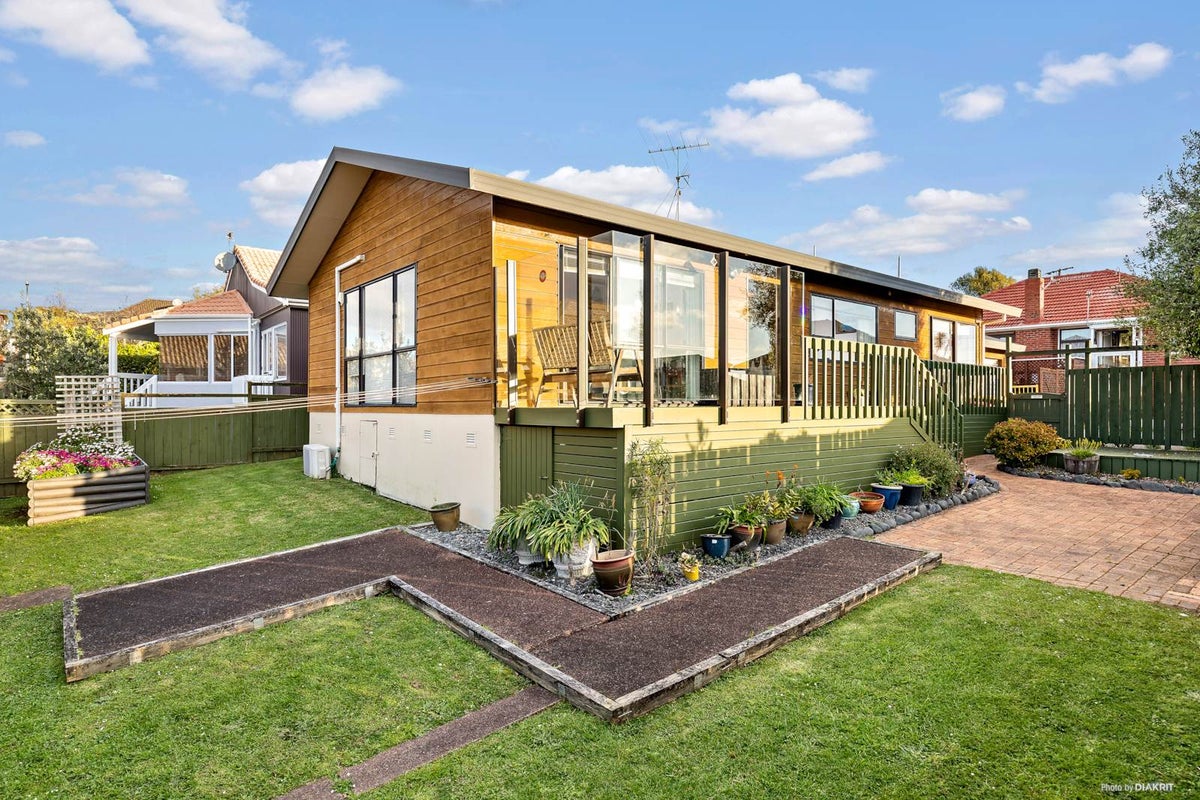 561A Hillsborough Road, Mount Roskill, Auckland - Carousel 1