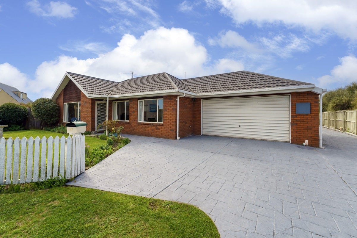 17 Seascape Gardens, Bromley, Christchurch - Carousel 2