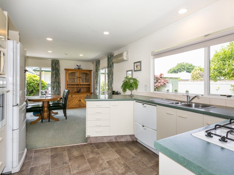 5 Amanda Place, Mayfair, Hastings - Carousel 2
