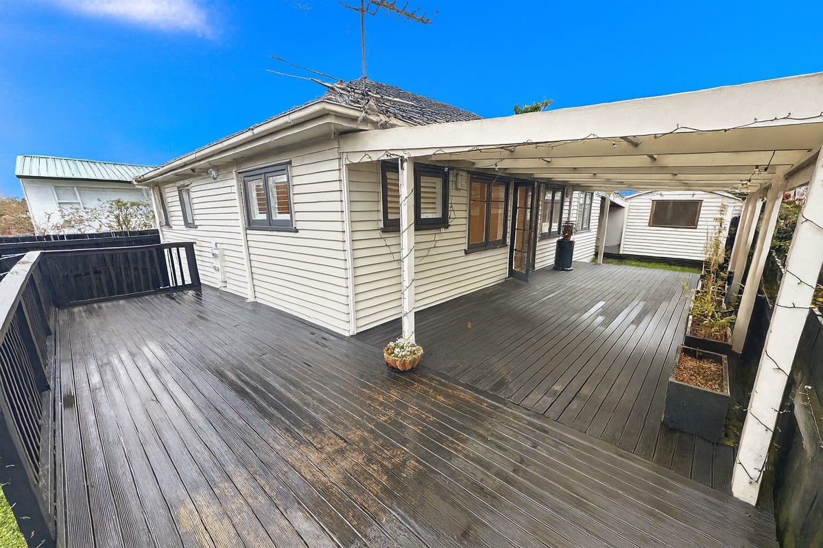 40A Riro Street, Point Chevalier, Auckland - Carousel 2