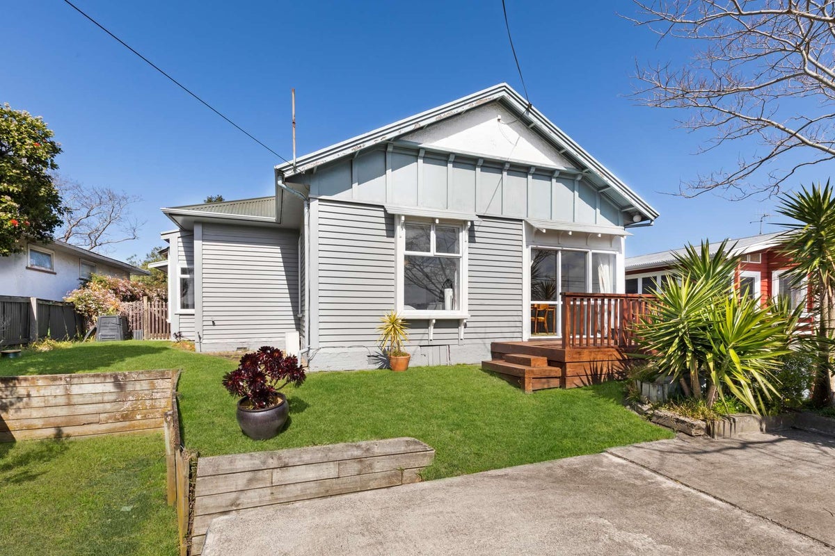 9 Fitzherbert Avenue, Springvale, Whanganui - Carousel 1