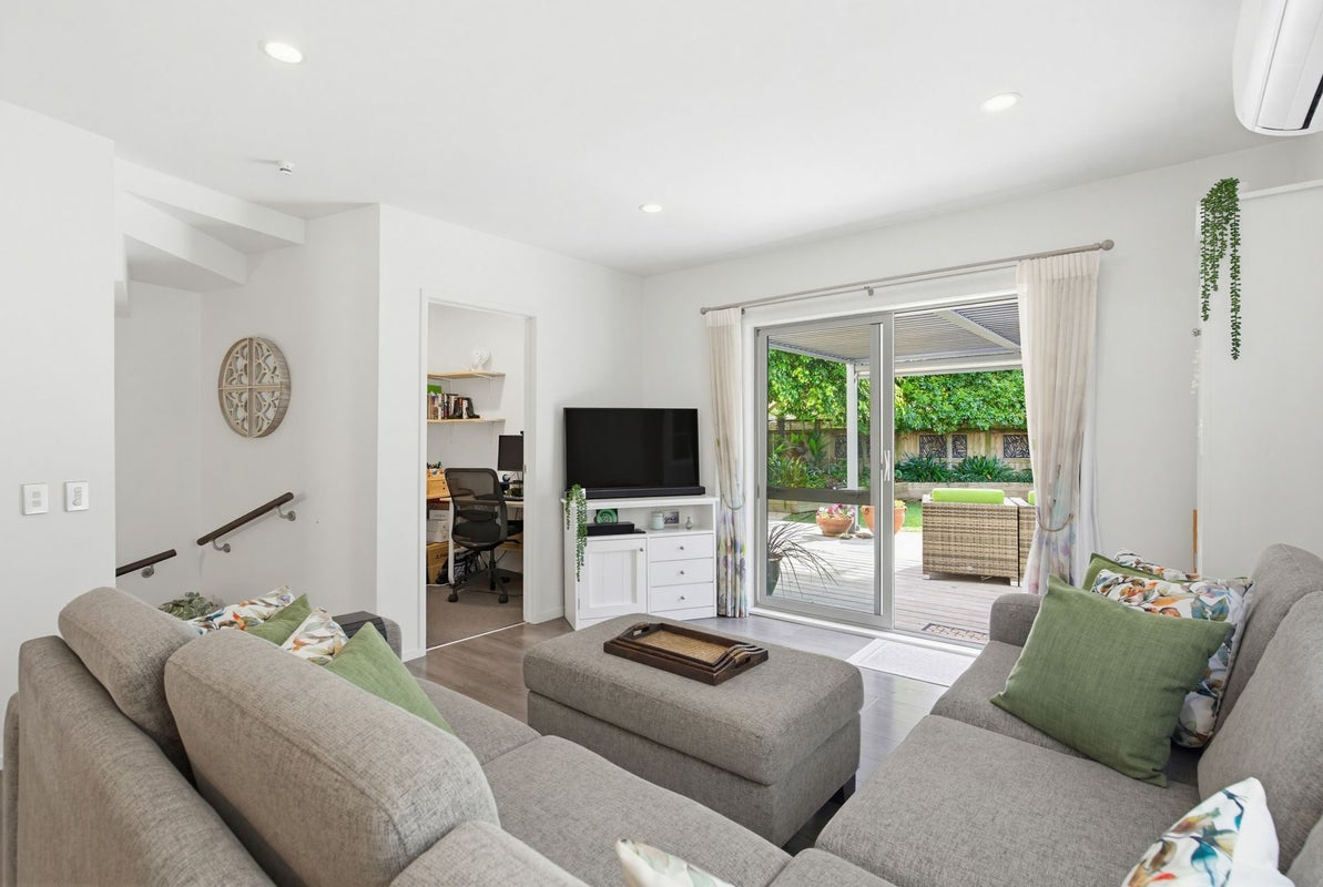 7/21 Hunters Park Drive, Three Kings, Auckland - Carousel 1