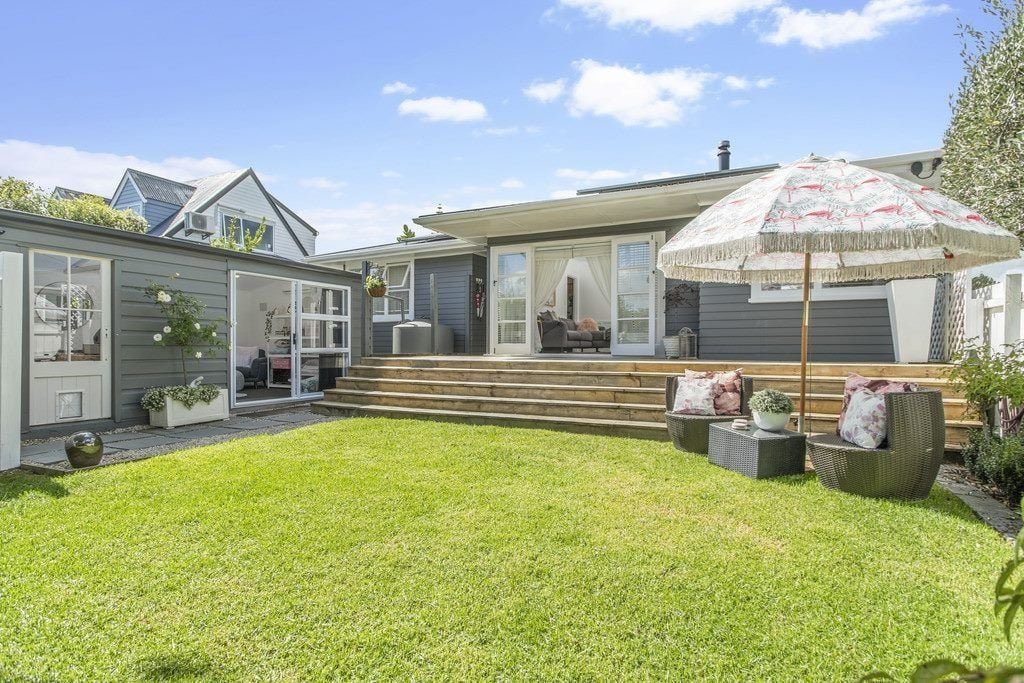 29 Cobham Crescent, Kelston, Auckland - Carousel 1