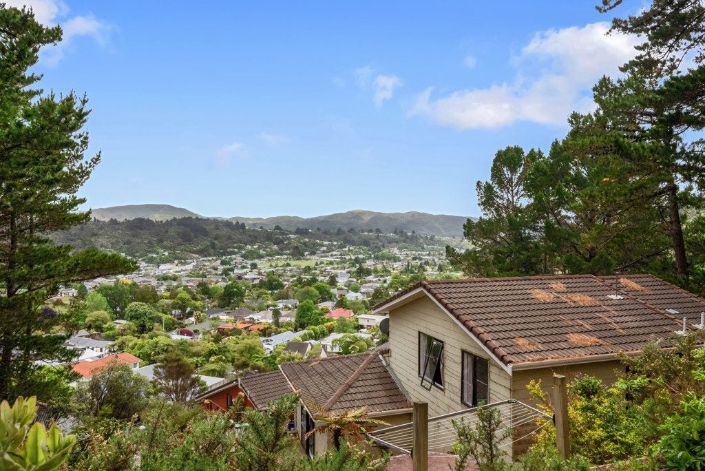 1/32 Dalton Grove, Stokes Valley, Lower Hutt - Carousel 1