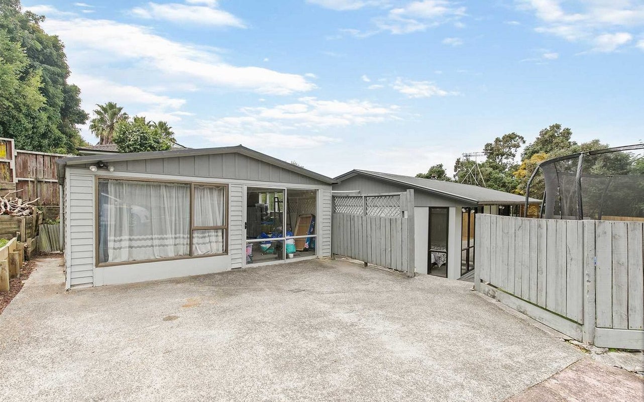 2/18 Cypress Place, Sunnynook, Auckland - Carousel 13