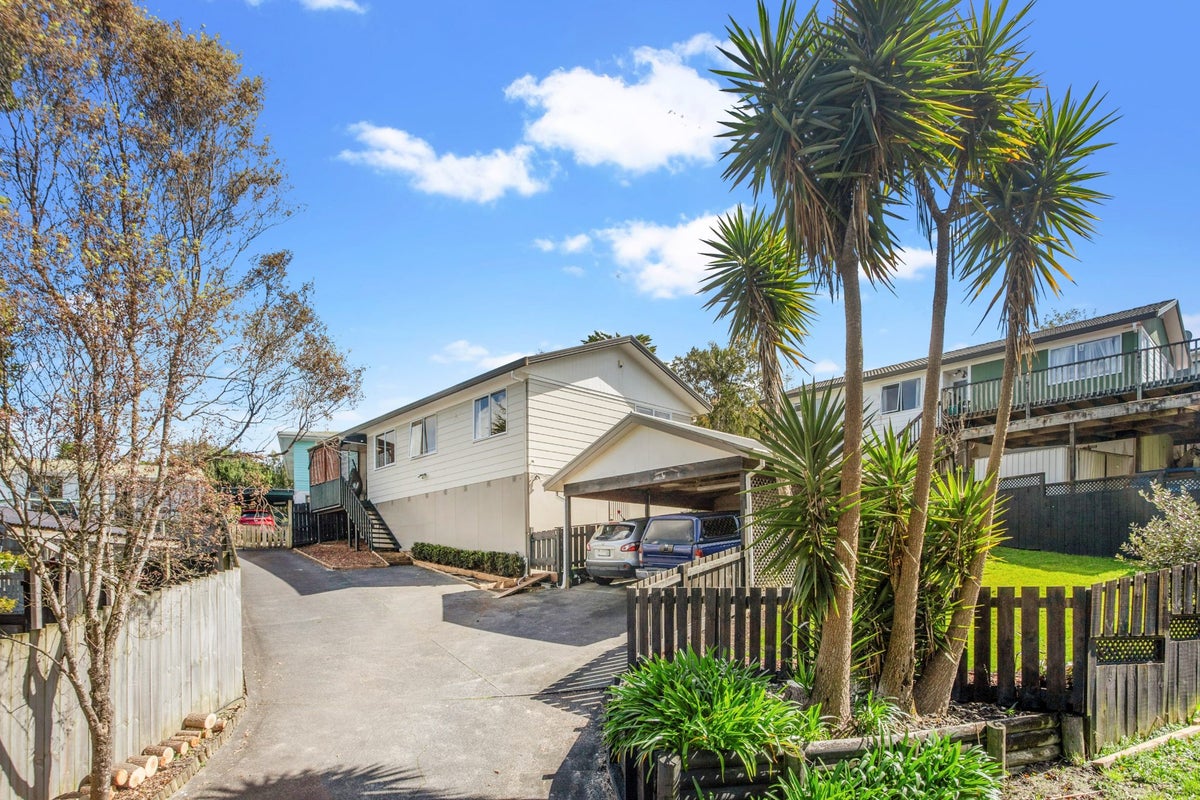 20 Sarajevo Place, Massey, Auckland - Carousel 1