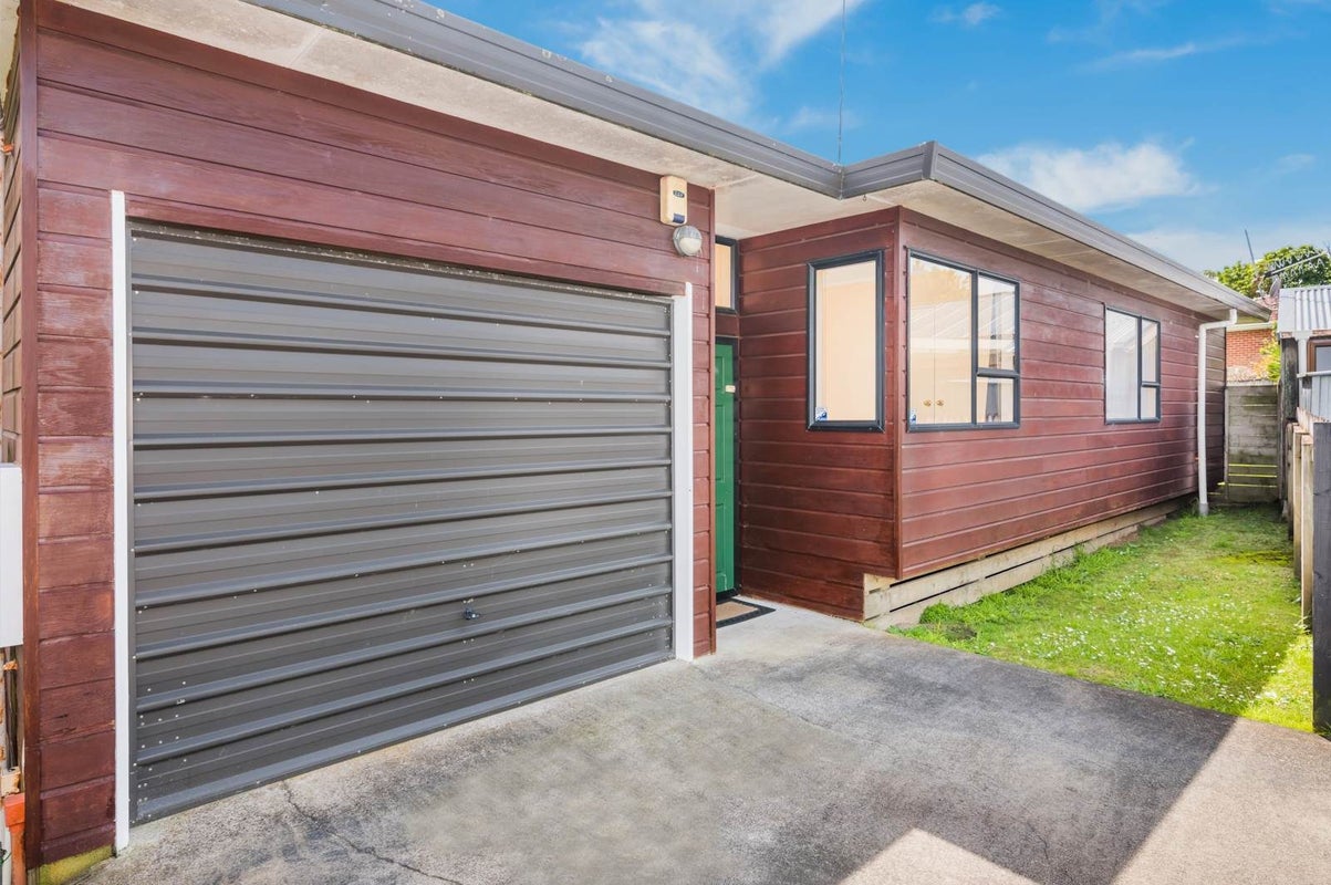2/4 Morton Avenue, Forrest Hill, Auckland - Carousel 2