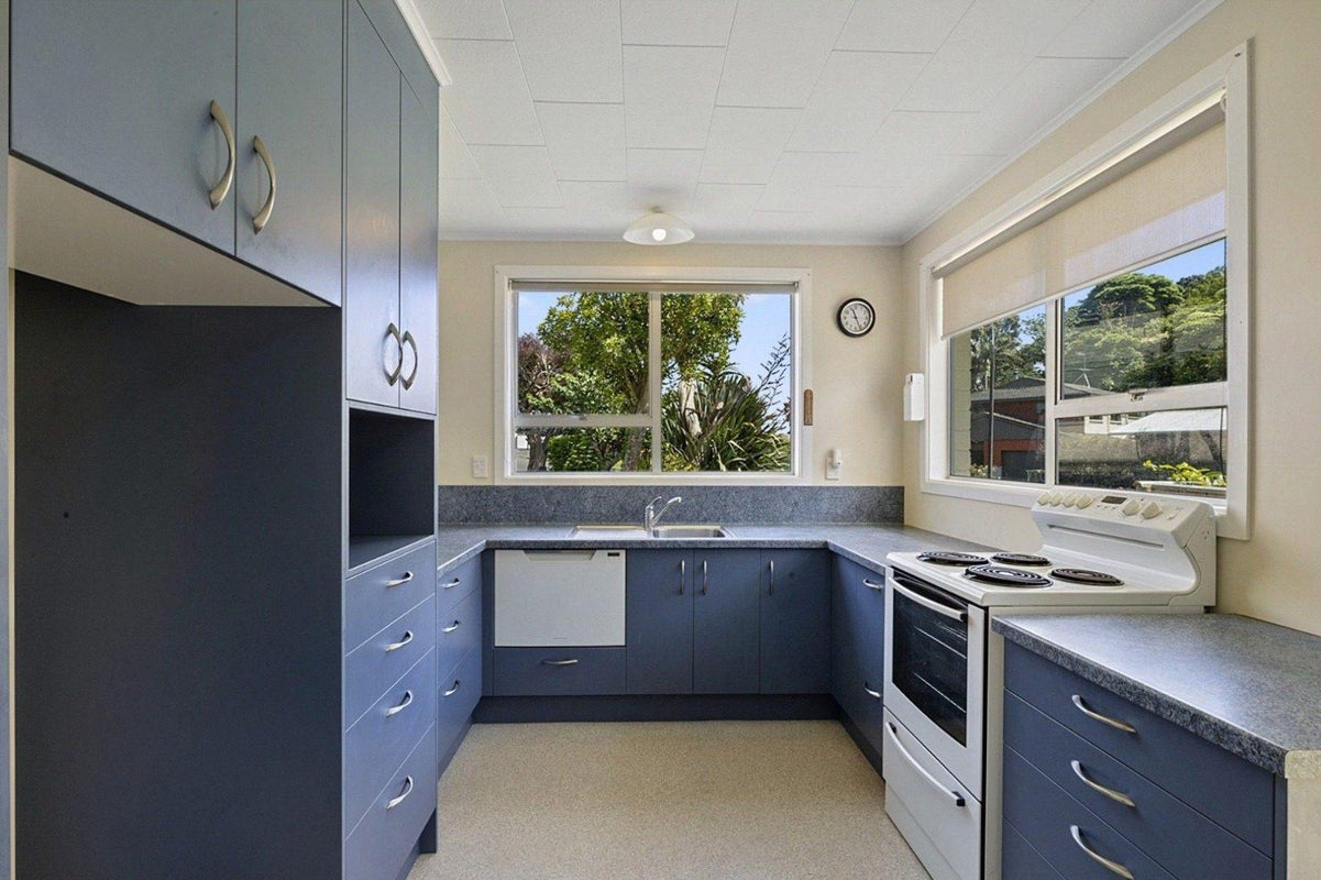 1/12 Ambury Place, Merrilands, New Plymouth - Carousel 2