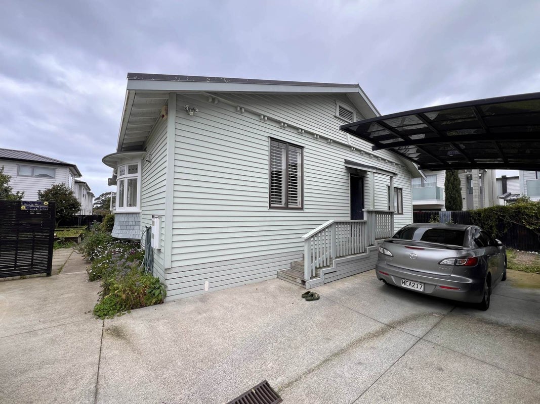 10B Ropata Avenue, Point England, Auckland - Carousel 1