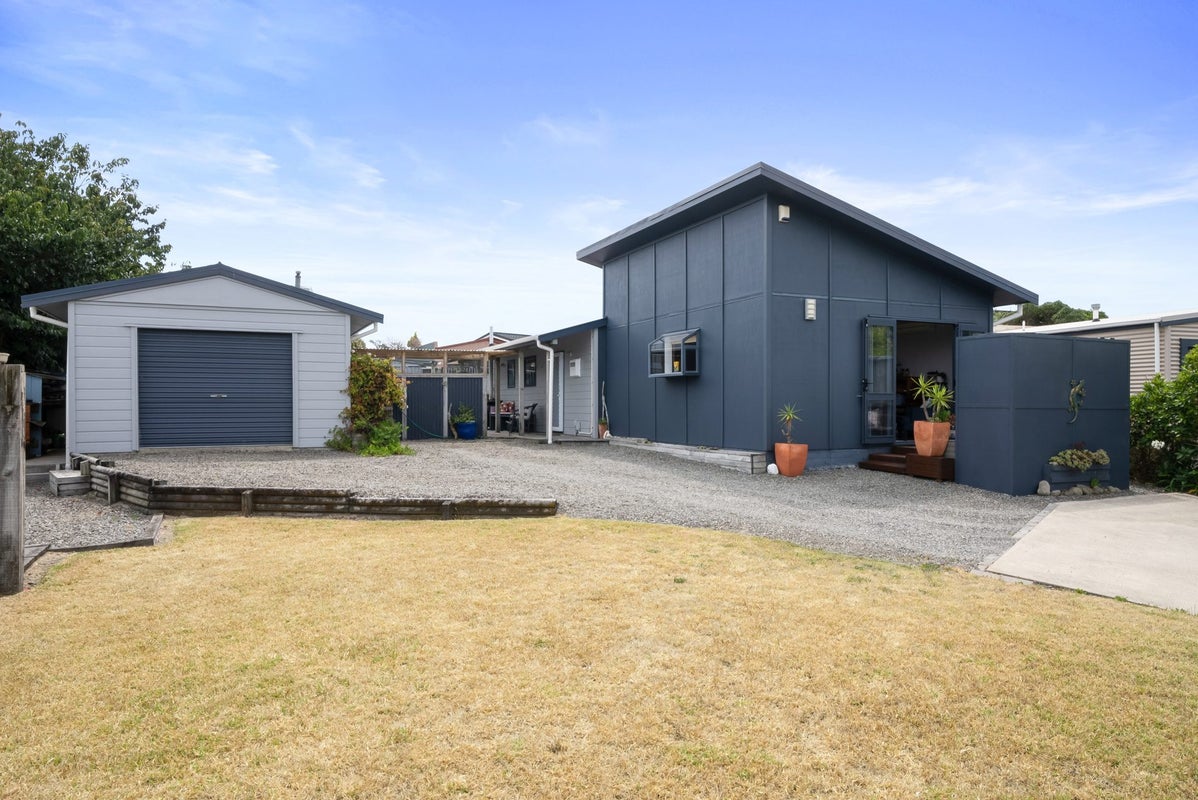 33 Rutherford Drive, Waikanae Beach, Waikanae - Carousel 1