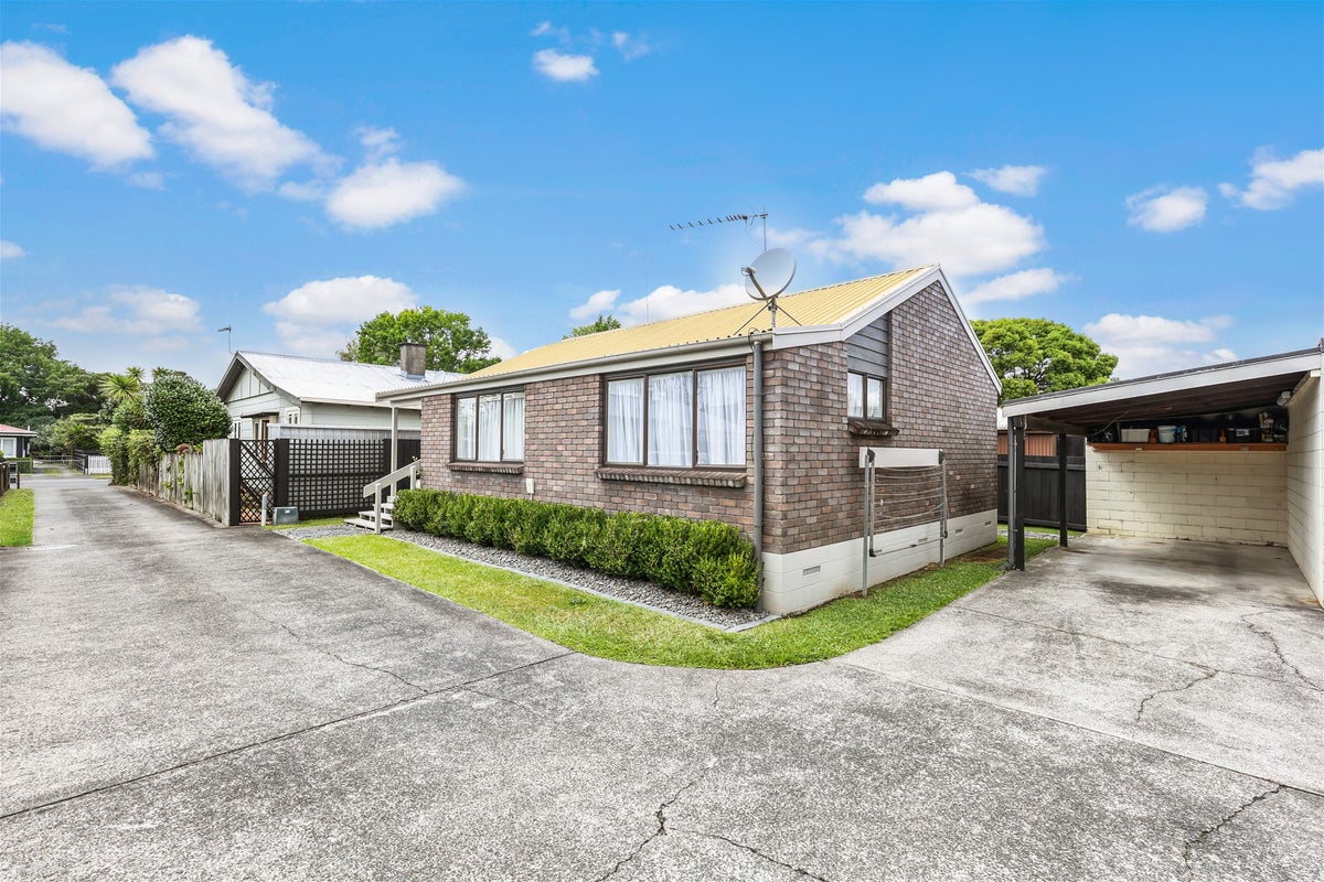 15B St Olpherts Avenue, Hamilton East, Hamilton - Carousel 17