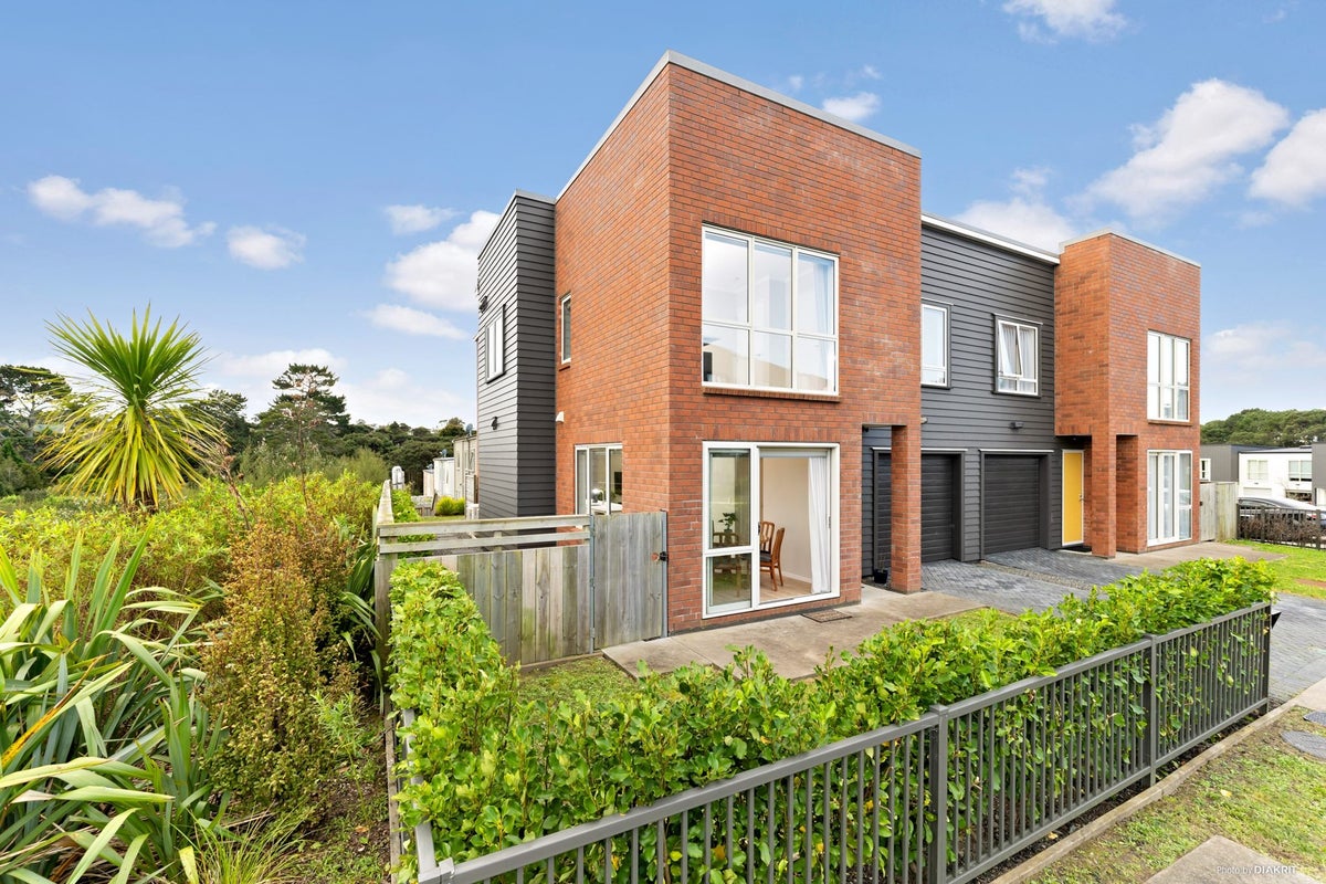 13 Manutewhau Road, Massey, Auckland - Carousel 1