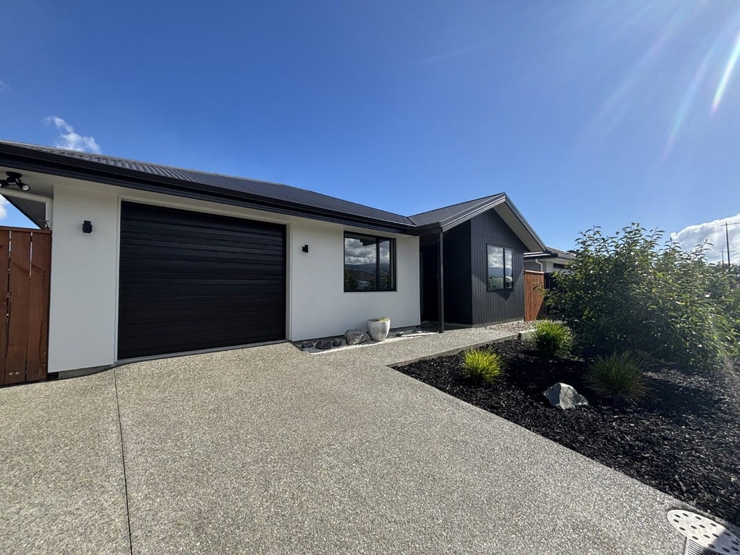 24 Chertsey Road, Richmond, Richmond - Carousel 1