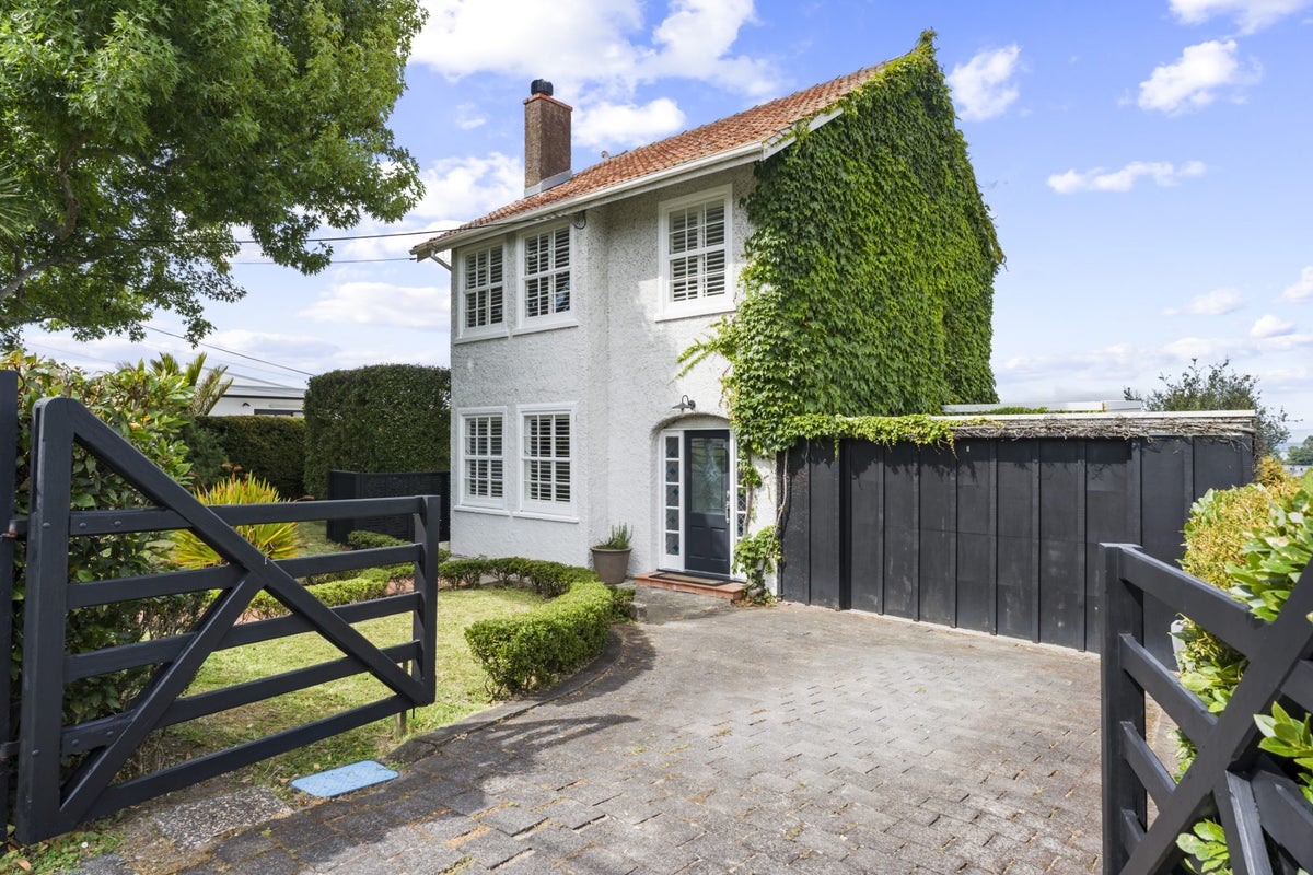 50 Palmerston Road, Birkenhead, Auckland - Carousel 1