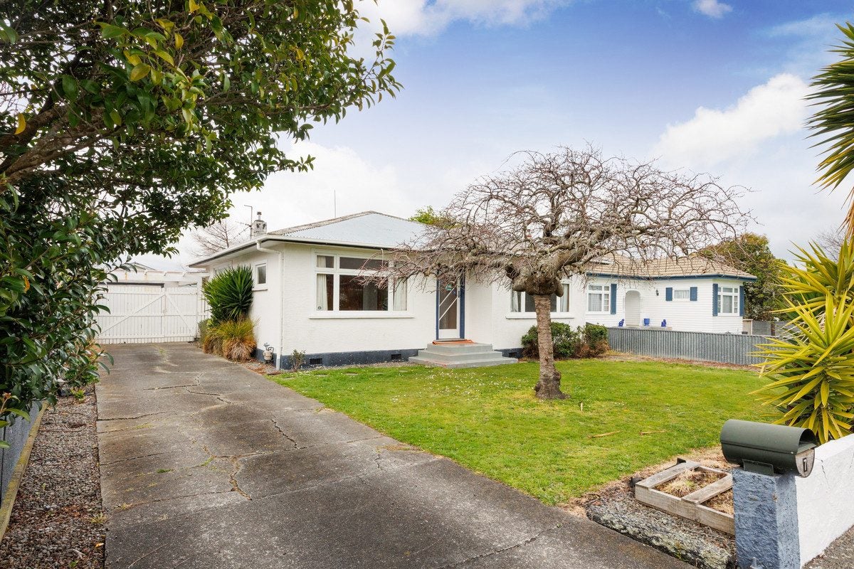 7 Hobson Place, Takaro, Palmerston North - Carousel 1
