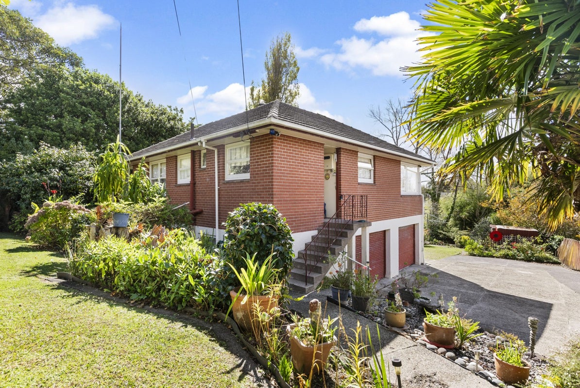 34 Lyndhurst Road, Te Atatu South, Auckland - Carousel 1