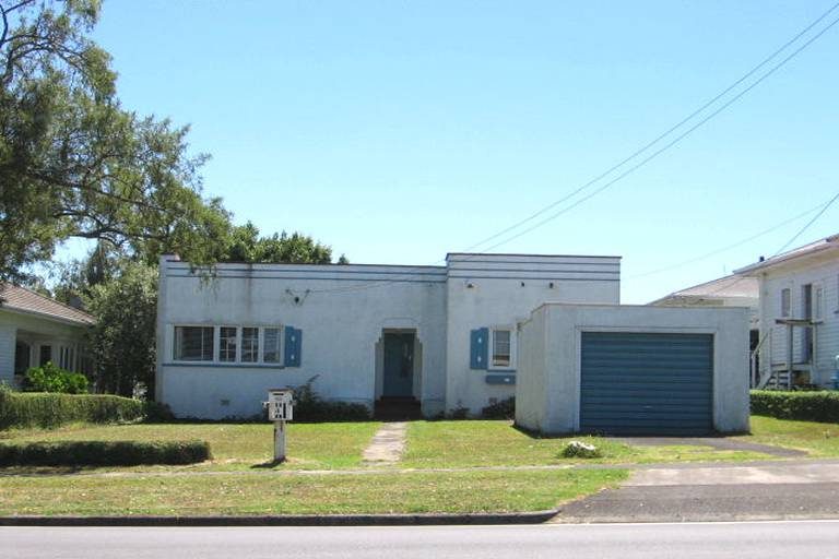 4 Warren Avenue, Three Kings, Auckland - Carousel 1