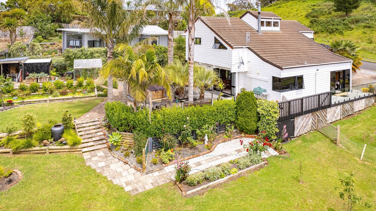 50 Parkdale Drive, Aramoho, Whanganui - Carousel 1