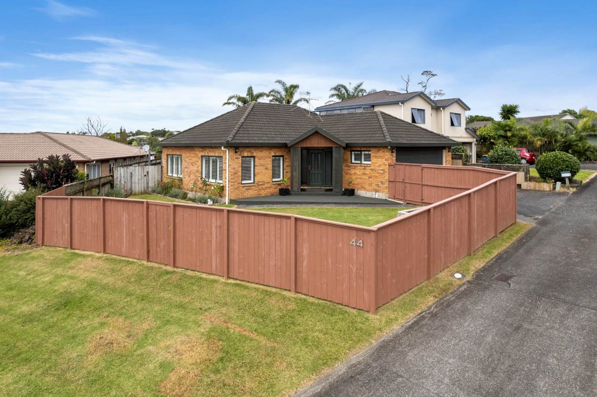 44 Ruze Vida Drive, Massey, Auckland - Carousel 1
