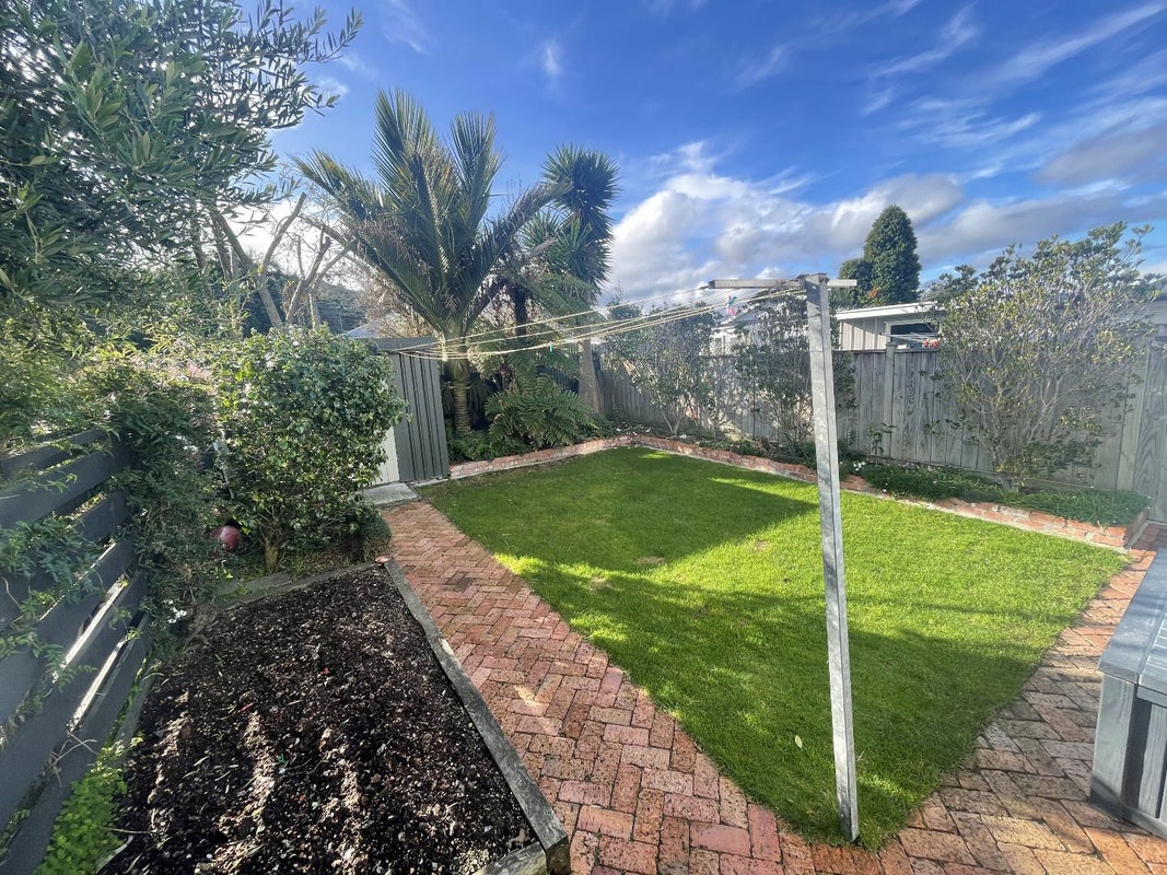 10 HECTOR Street, Petone, Lower Hutt - Carousel 11