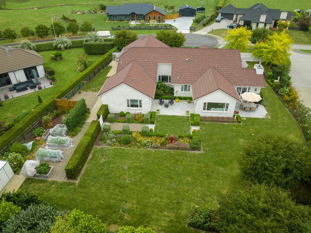 16 Shadbolt Drive, Leamington, Cambridge - Carousel 2
