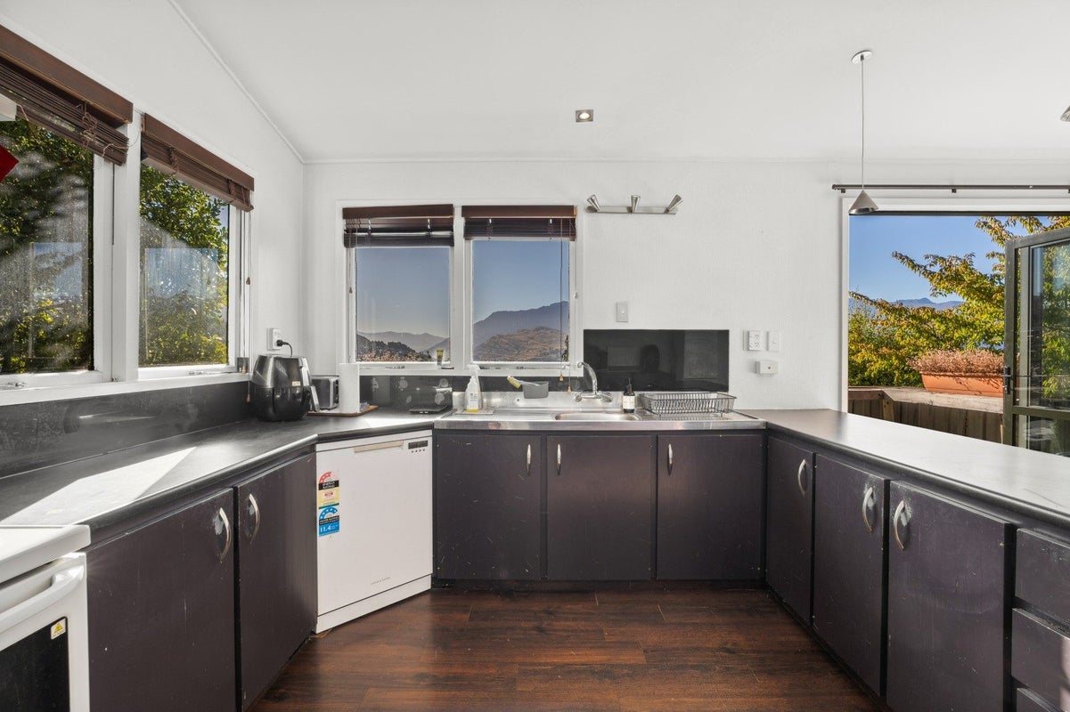 6 Wynyard Crescent, Fernhill, Queenstown - Carousel 2