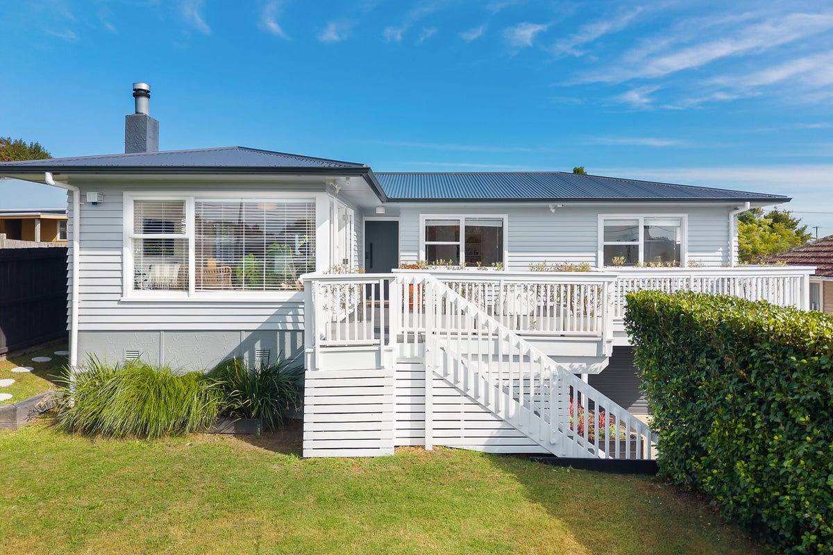 6 Japonica Drive, Beach Haven, Auckland - Carousel 1