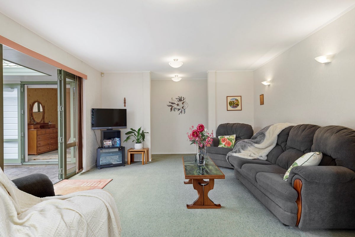28 Bellville Drive, Clendon Park, Auckland - Carousel 2