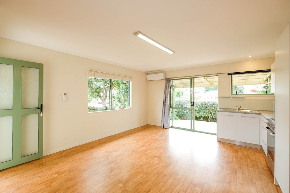 5 Hawaiian Parade, Arkles Bay, Whangaparaoa - Carousel 1