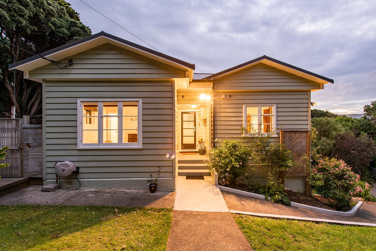 44 Ashleigh Crescent, Miramar, Wellington - Carousel 1