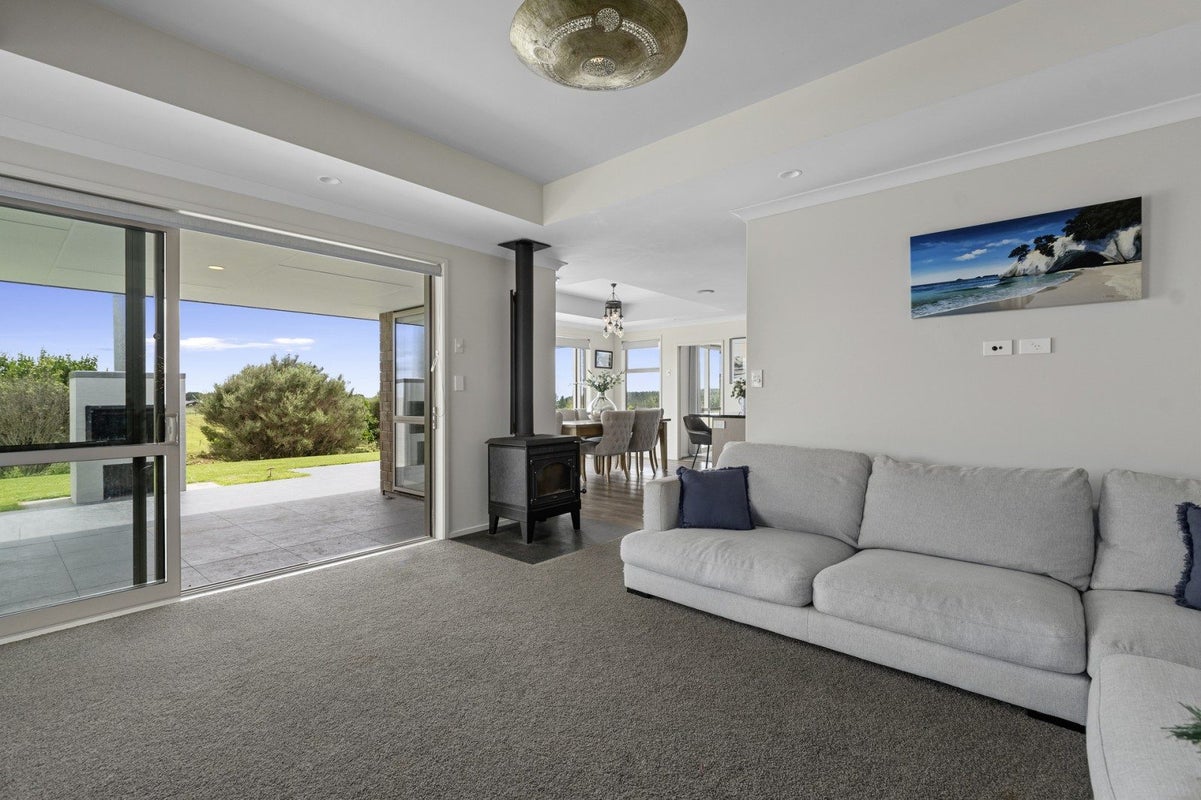 3 Betty May Drive, Pyes Pa, Tauranga - Carousel 1