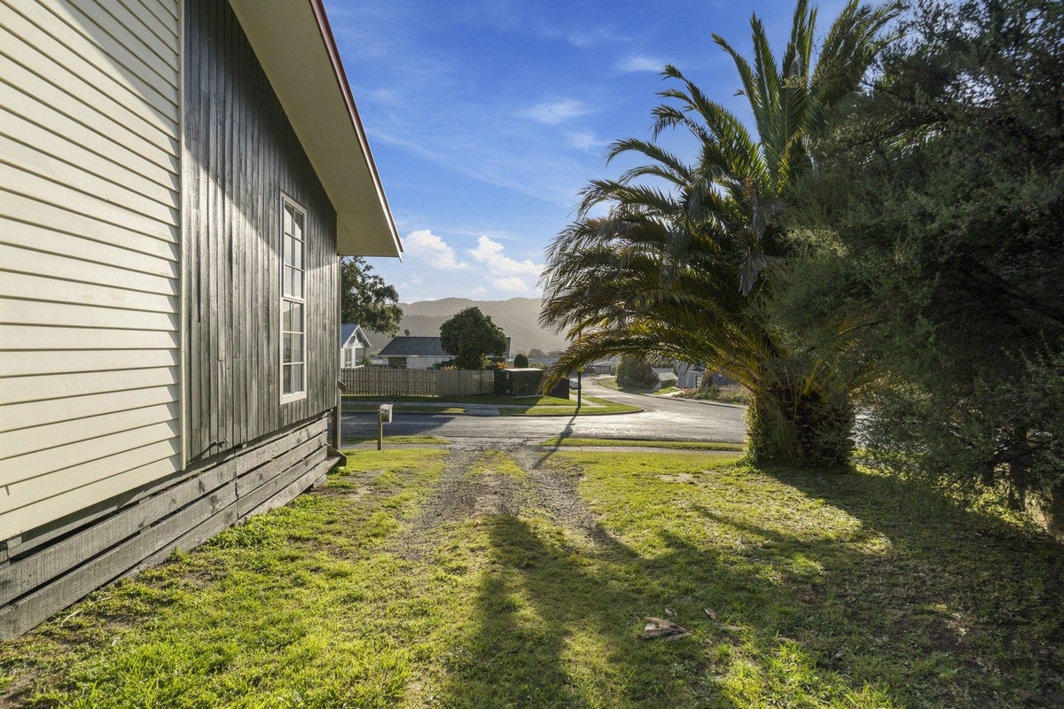 1 Bunratty Grove, Wainuiomata, Lower Hutt - Carousel 21