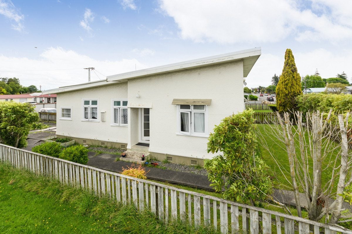 133 Broadway, Marton - Carousel 1