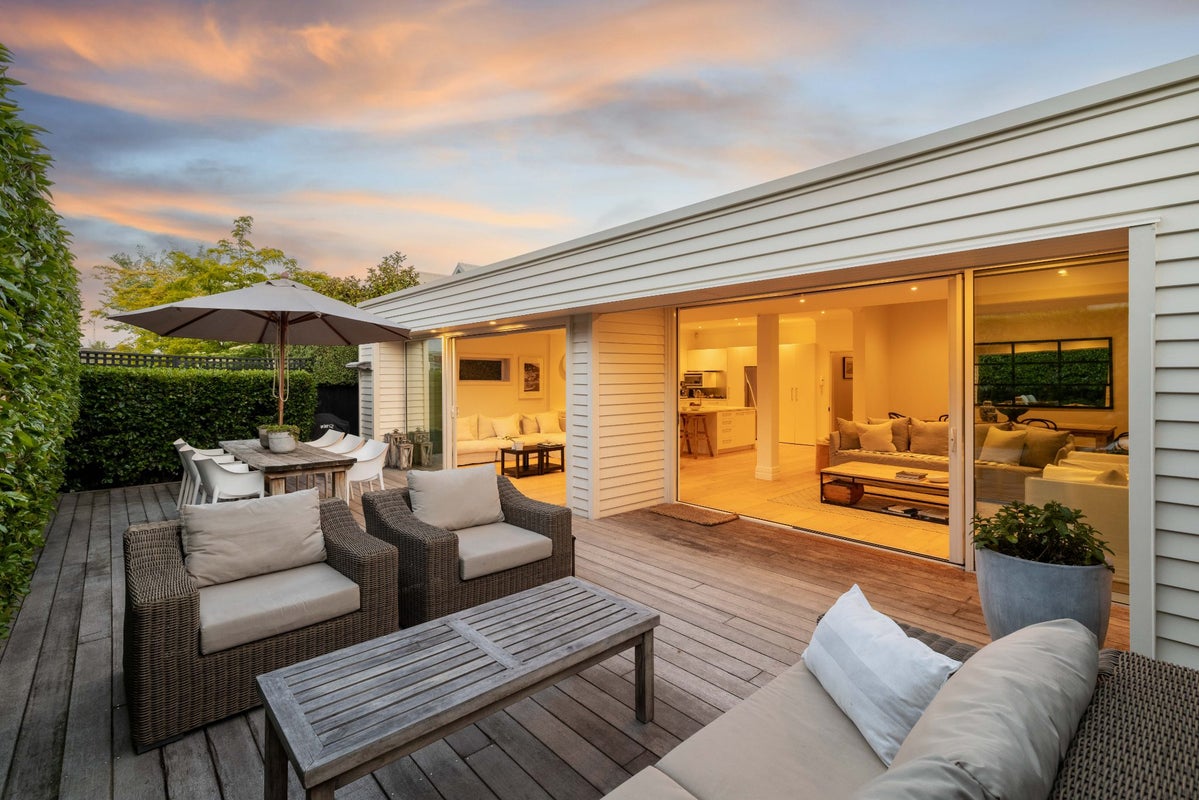 33 Hawkesbury Avenue, St Albans, Christchurch - Carousel 1