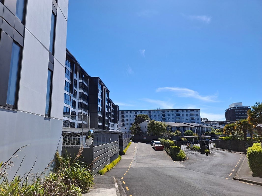 1W/16 Burton Street, Grafton, Auckland - Carousel 21