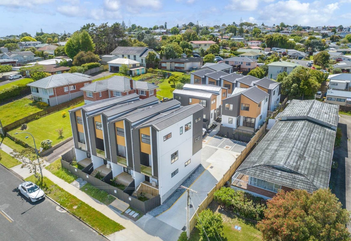 9/10 Newington Road, Henderson, Auckland - Carousel 2