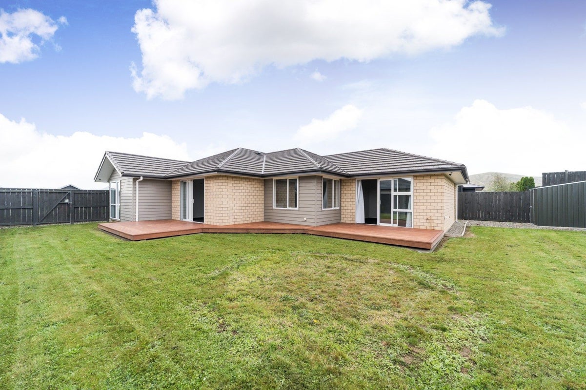 9 Mediterranean Grove, Fitzherbert, Palmerston North - Carousel 2