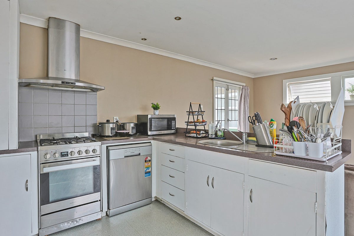 705 Saint Aubyn Street West, Saint Leonards, Hastings - Carousel 2