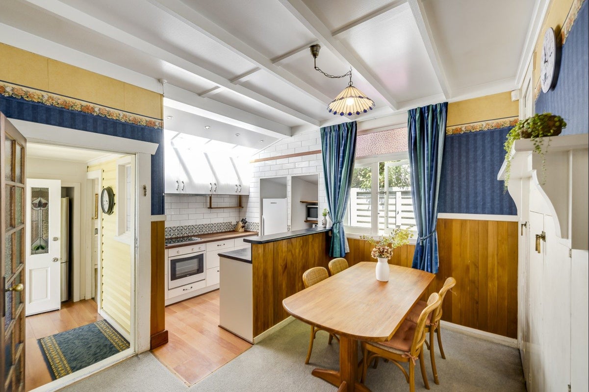 1209 Caroline Road, Mayfair, Hastings - Carousel 2
