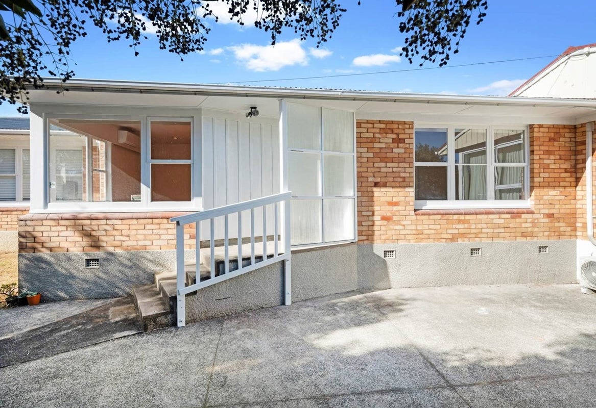 2/16 Britton Avenue, Mount Roskill, Auckland - Carousel 1