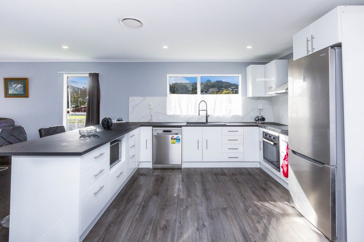 1 Wyoming Grove, Totara Park, Upper Hutt - Carousel 2