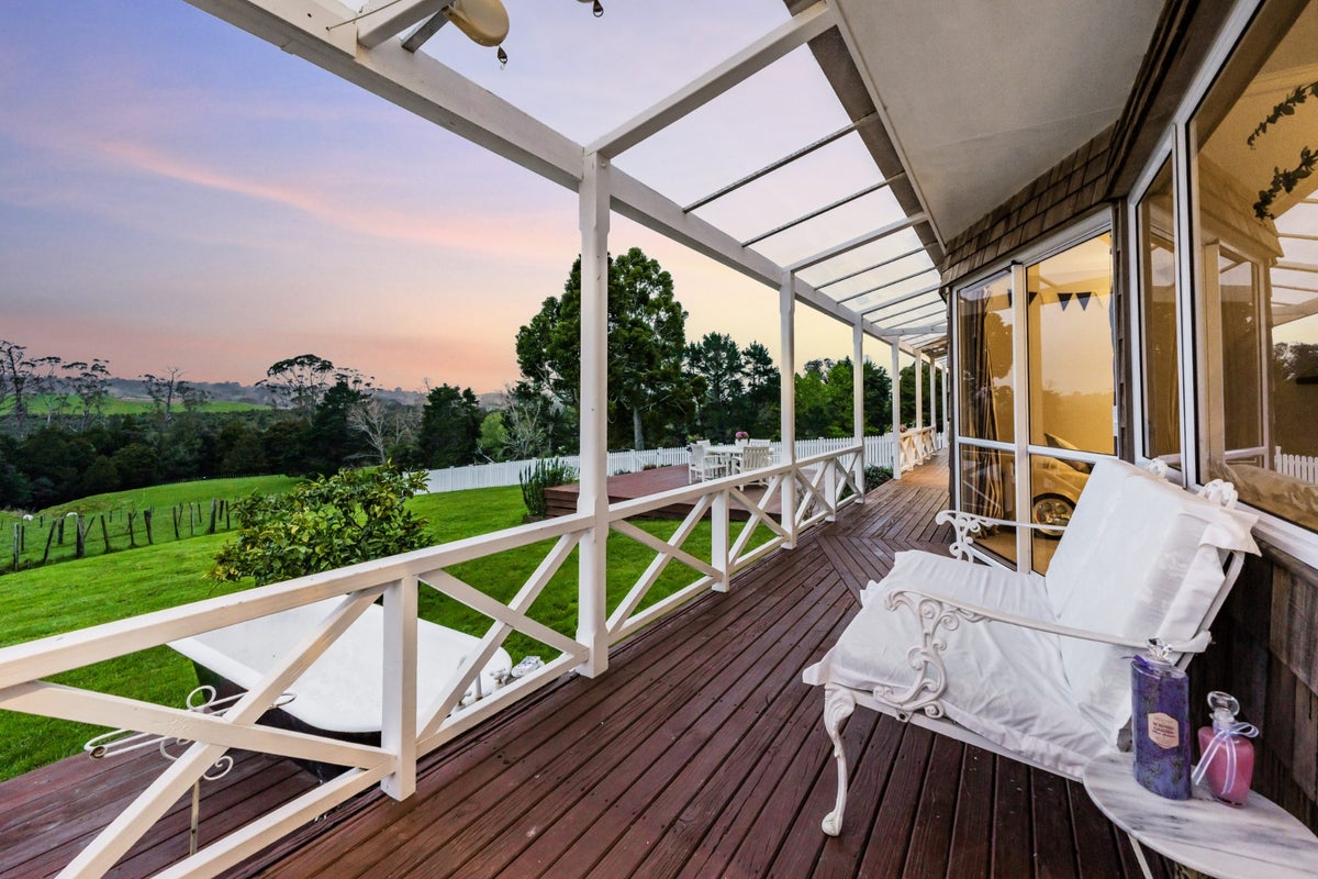 60 Pebble Brook Road, Silverdale - Carousel 1