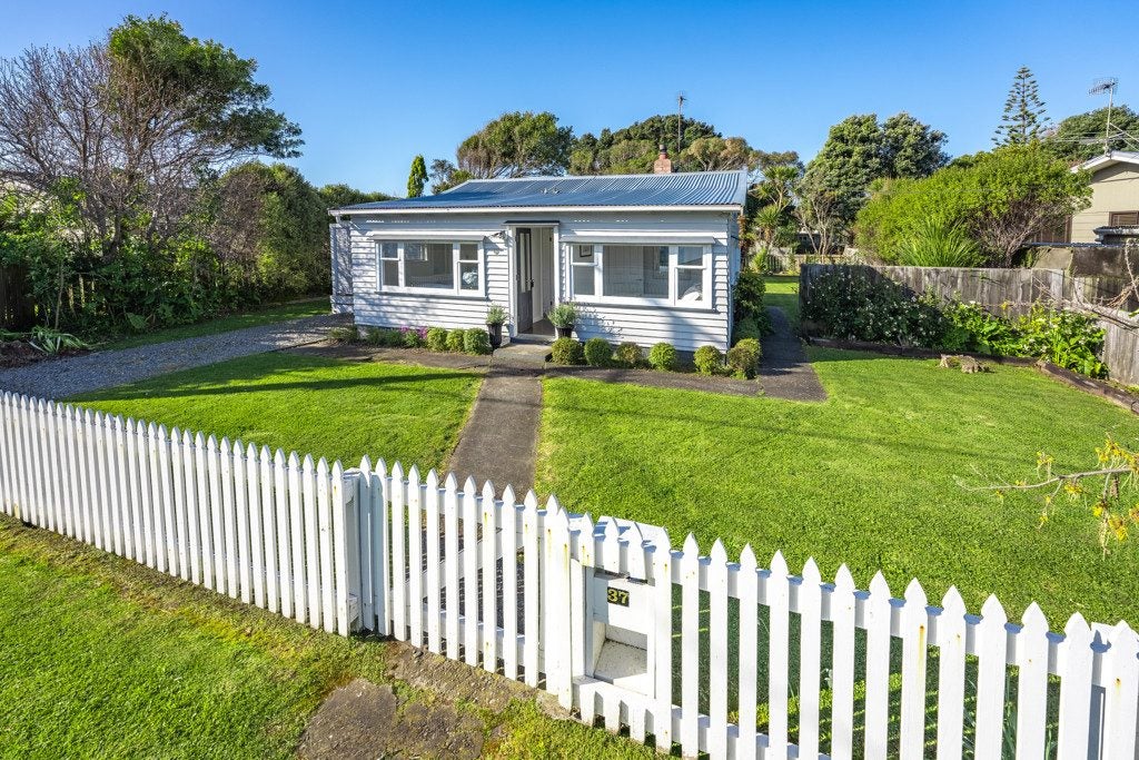 37 Waimea Road, Waikanae Beach, Waikanae - Carousel 1