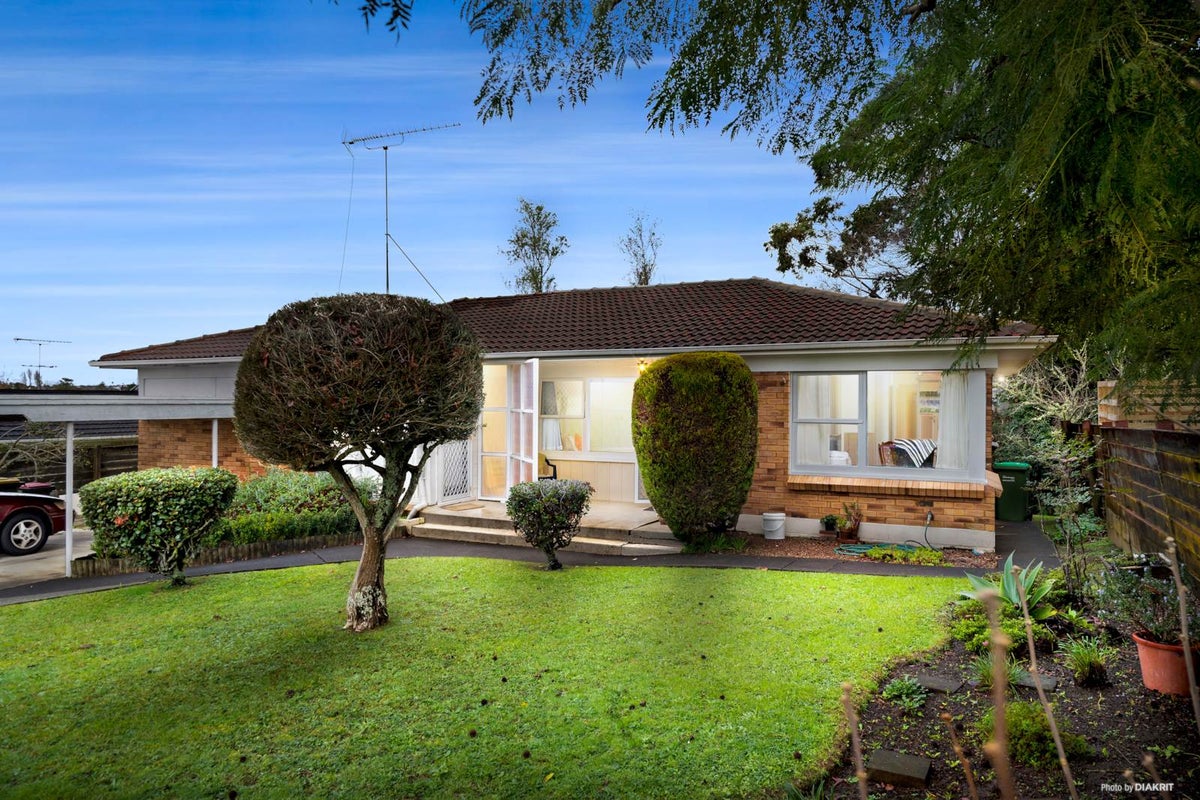 16B Pegler Drive, Howick, Auckland - Carousel 1