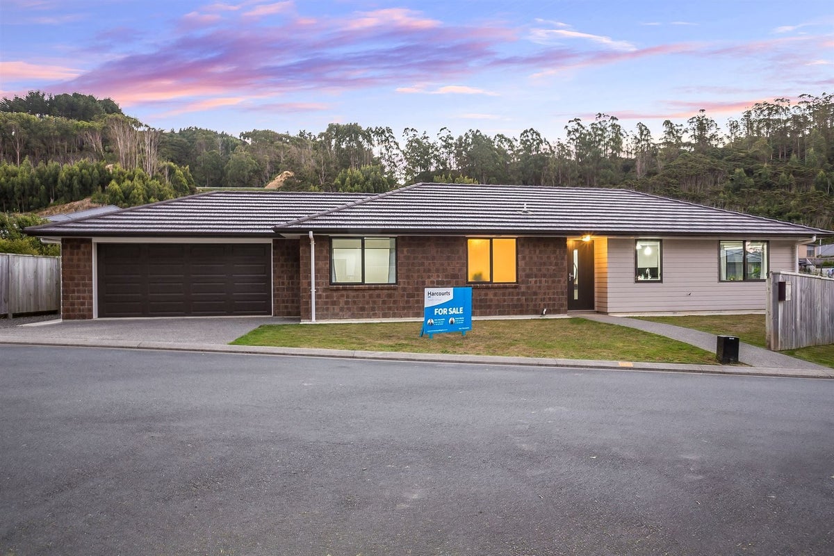 8 Hull Place, Whitby, Porirua - Carousel 1
