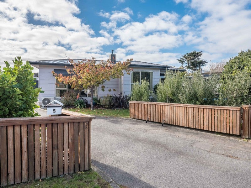 5 Bahama Crescent, Paraparaumu Beach, Paraparaumu - Carousel 1