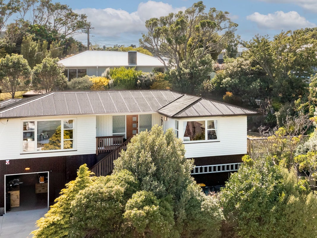 16 Griffiths Grove, Newlands, Wellington - Carousel 1